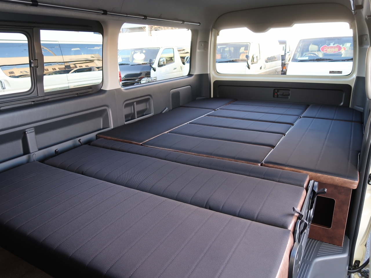 ハイエース 車中泊仕様 二の字ベッドキット キャンピングカー【FD-BOX W09】 車中泊も可能なベッドスペースが作れます